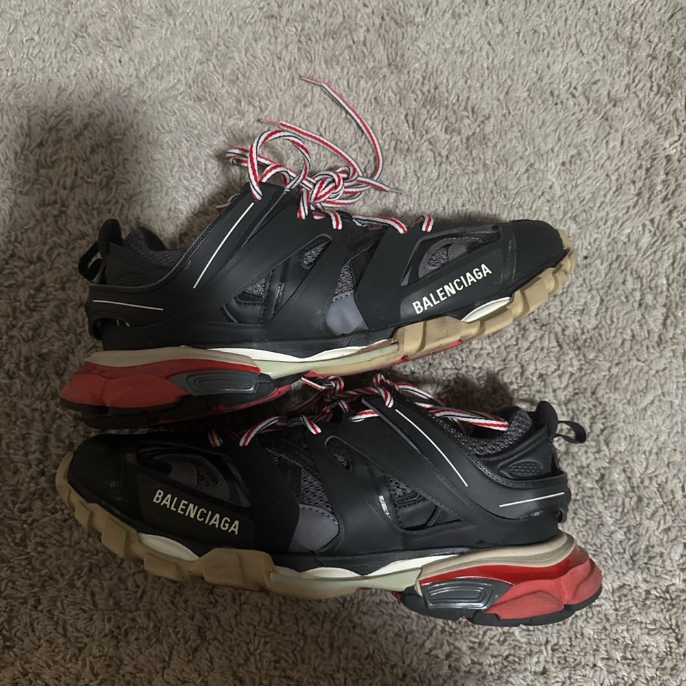 Balenciaga Black and Red Sneakers with Distinctive Design - Picture 4 of 5